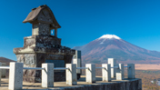 石祠と富士山